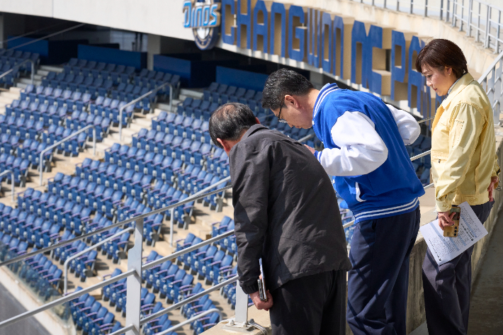 더불어민주당 김경수 경남지사 후보 창원NC파크 안전 점검. 민주당 경남도당 제공 