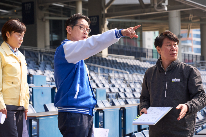더불어민주당 김경수 경남지사 후보 창원NC파크 안전 점검. 민주당 경남도당 제공 