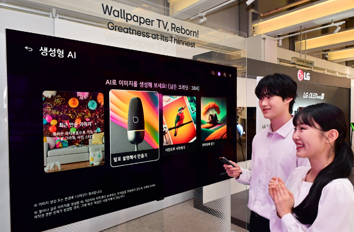 LG전자가 역대 가장 밝고 정확한 컬러, 초저반사를 구현한 압도적 화질이 특징인 2026년형 LG 올레드 에보를 선보였다. 모델들이 신제품의 생성형 AI 기능을 체험하고 있다. LG전자 제공