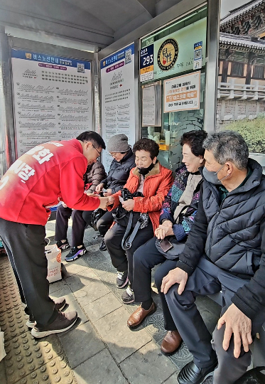 이창화 경주시장 예비후보가 시민들과 인사를 하고 있다. 이창화 후보 캠프 제공