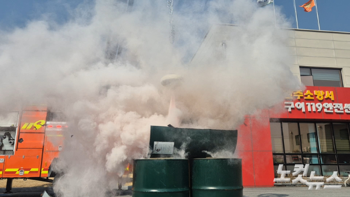 자동확산소화기 시연 중 소화액체가 분사돼 불을 끄는 모습. 심동훈 기자