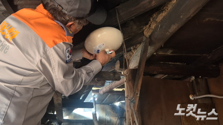 임순태씨의 집에 자동확산소화기를 설치 중인 의용소방대원. 심동훈 기자