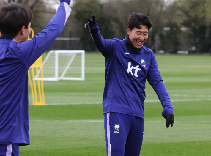 밝게 웃으며 훈련하는 손흥민. 연합뉴스