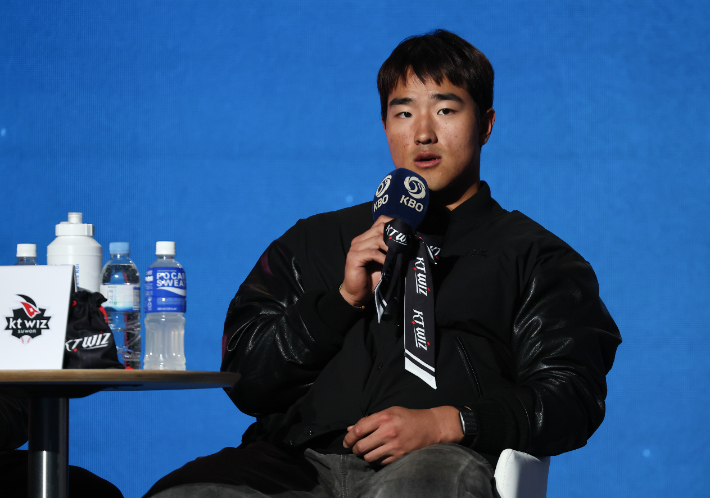 질문 답하는 KT 안현민. 연합뉴스