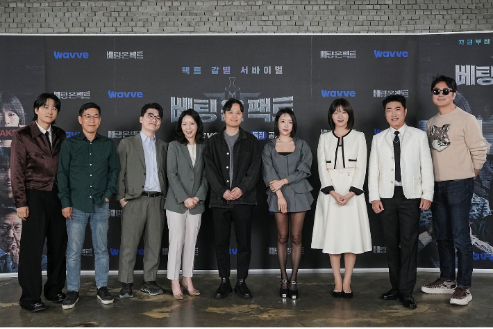 좌측부터 이용진, 진중권, 헬마우스, 강전애, 김종민 PD, 예원, 박성민, 장동민, 정영진. 웨이브 제공