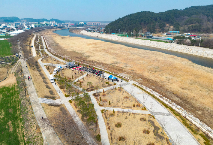 삼척 마읍천 수변공원 전경. 삼척시 제공
