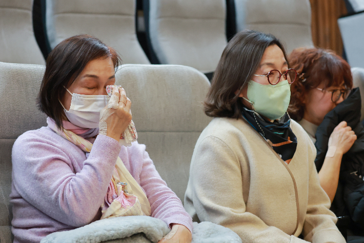 12일 국회에서 열린 3월 임시국회 본회의에서 가습기살균제 피해구제를 위한 특별법 전부개정법률안(대안)이 통과된 뒤 방청석에 앉은 피해자 유가족이 눈물을 흘리고 있다. 연합뉴스