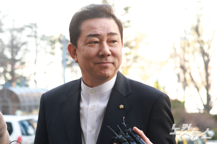 공천헌금 수수 등 13개 의혹에 휩싸인 김병기 무소속 의원. 류영주 기자