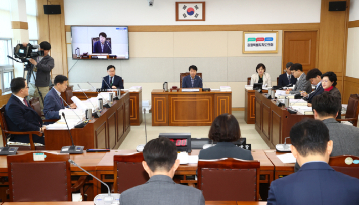 강원특별자치도의회 교육위원회는 26일 제344회 임시회 제2차 회의를 열고 2026년도 제1회 강원도교육청 교육비 특별회계 세입·세출 추가경정예산안을 원안 가결했다. 강원도의회 제공