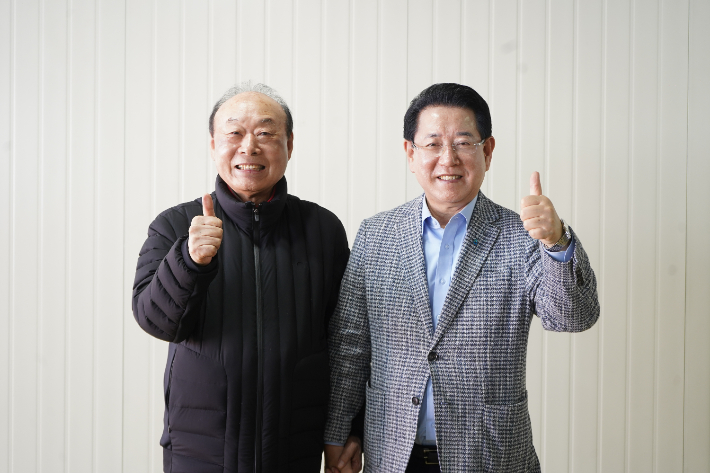 박광태 전 광주광역시장이 더불어민주당 김영록 전남광주 통합 특별시장 예비후보 지지를 선언한 후 퍼포먼스를 하고 있다. 김 예비후보 측 제공