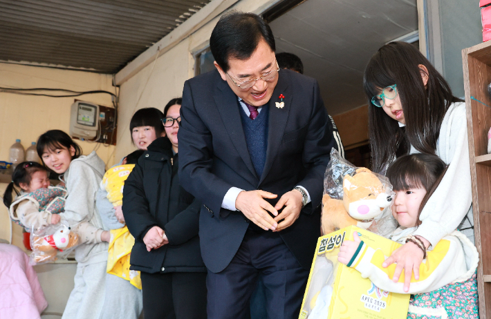주낙영 경주시장이 효현동의 일곱째 자녀 출산 가정을 찾아 축하 인사를 전하고 선물을 전달하고 있다. 경주시 제공