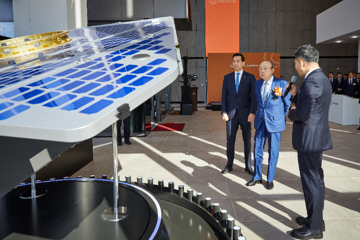 김승연 한화그룹 회장과 김동관 부회장. 연합뉴스