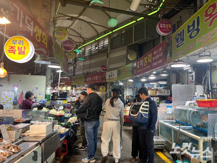 CBS노컷뉴스 취재진이 24일 찾은 부산 북구 소재 구포시장. 시민들이 장을 보고 있다. 부산=전주은 인턴기자 