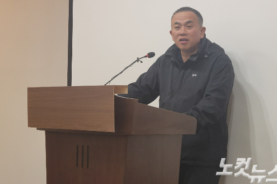 명태균씨가 26일 충북도청 브리핑룸에서 기자회견을 하고 있다. 박현호 기자 