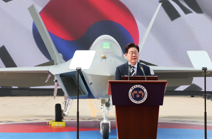  이재명 대통령이 25일 경남 사천 한국항공우주산업(KAI)에서 열린 KF-21 양산 1호기 출고식에서 격려사를 하고 있다.  연합뉴스
