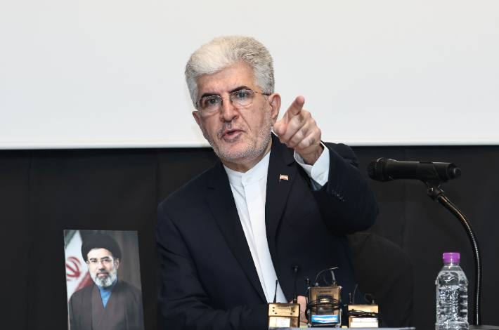 사이드 쿠제치 주한이란대사가 26일 서울 용산구 주한이란대사관에서 열린 미국ㆍ이란 전쟁 관련 사진전 및 다큐 상영 기자회견에서 질문하는 취재진을 가리키고 있다. 연합뉴스