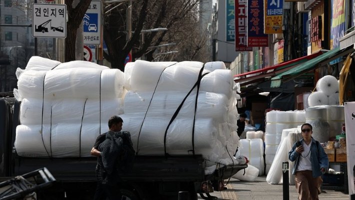  중동 사태에 따른 원료 수급 불안 영향으로 '비닐 대란'이 우려가 확산되고 있는 25일 서울의 한 시장에서 비닐 관련 용품을 정리하고 있다. 연합뉴스