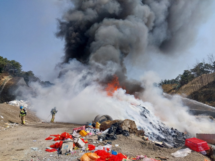 함양군 폐기물처리장 화재. 경남소방본부 제공 