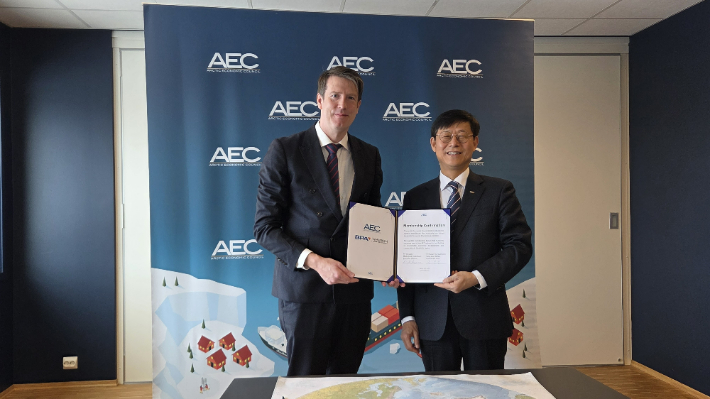 부산항만공사 송상근 사장이 북극경제이사회(AEC) 공식 가입 후 사무총장 매즈 프레데릭센(Mads Frederiksen)와 기념촬영을 하고 있다. 부산항만공사 제공