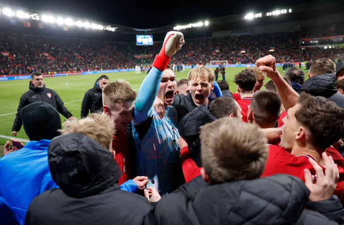 홈 팬들과 승리의 기쁨을 나누는 체코 골키퍼 코바르시. 연합뉴스