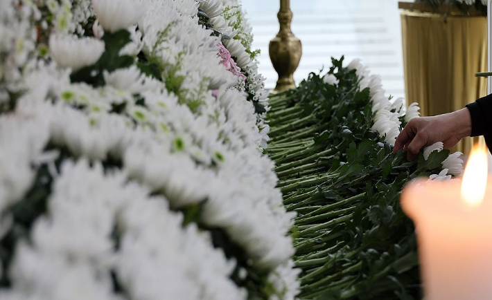 23일 오후 대전시청 1층 로비에 마련된 대덕구 안전공업 화재 희생자 합동분향소를 찾은 시민들이 참배하고 있다. 연합뉴스