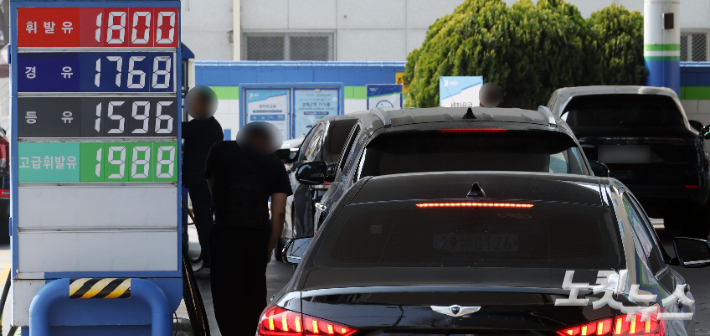 2차 석유 최고가격제 발표를 하루 앞둔 26일 서울시내 한 주유소에서 시민들이 차량들이 주유를 하기 위해 줄지어 대기하고 있다. 황진환 기자