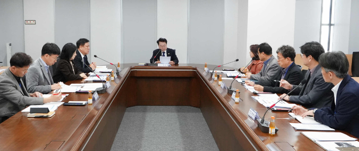 춘천시는 27일 시청 중회의실에서 '민생경제 2차 상황회의'를 열고 원유 수급 불안이 지역 물가와 민생에 미칠 영향을 점검하고 대응 방안을 논의했다. 춘천시 제공