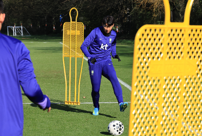 코트디부아르전을 앞둔 한국 축구 국가대표팀의 손흥민이 26일(현지시간) 영국 런던 북서쪽 밀턴킨스 MK돈스 훈련장에서 팀동료들과 훈련하고 있다. 연합뉴스