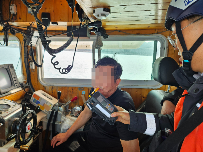 26일 오전 9시 50분쯤 부산 사하구 다대항 인근 해상에서 음주 상태로 선박을 운항하던 60대 선장이 해경에 적발됐다. 부산해양경찰서 제공