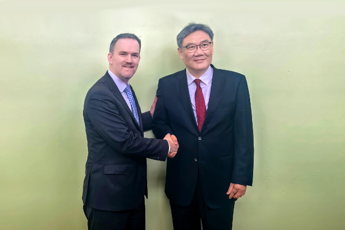 제이미슨 그리어(사진 왼쪽) 미국 무역대표부(USTR) 대표와 왕원타오 중국 상무부장. 연합뉴스