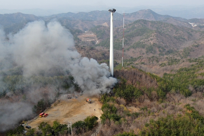 영덕군 영덕읍 영덕풍력발전단지 내 풍력발전기 19호기에서 블레이드(날개)가 발전기와 분리돼 추락하는 과정에서 불이 나고 있다. 연합뉴스 제공