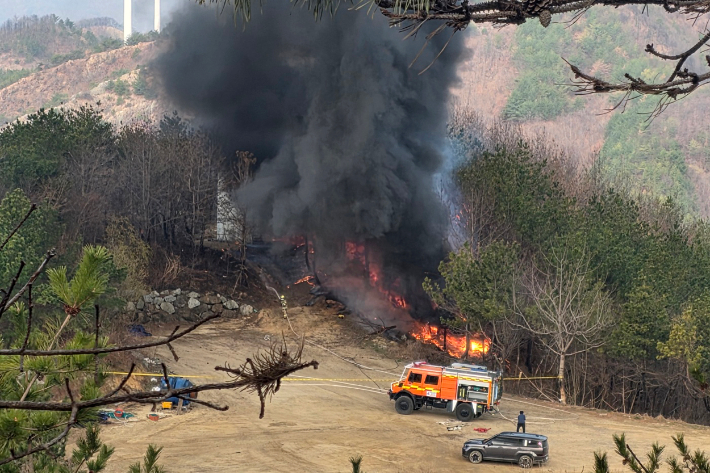 영덕풍력발전단지 내 풍력발전기 19호기에서 블레이드(날개)가 발전기와 분리돼 추락하는 과정에서 불이 나고 있다. 연합뉴스 제공
