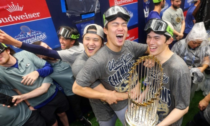 2025 MLB 월드시리즈 우승 후 기뻐하는 오타니, 야마모토, 사사키. 연합뉴스