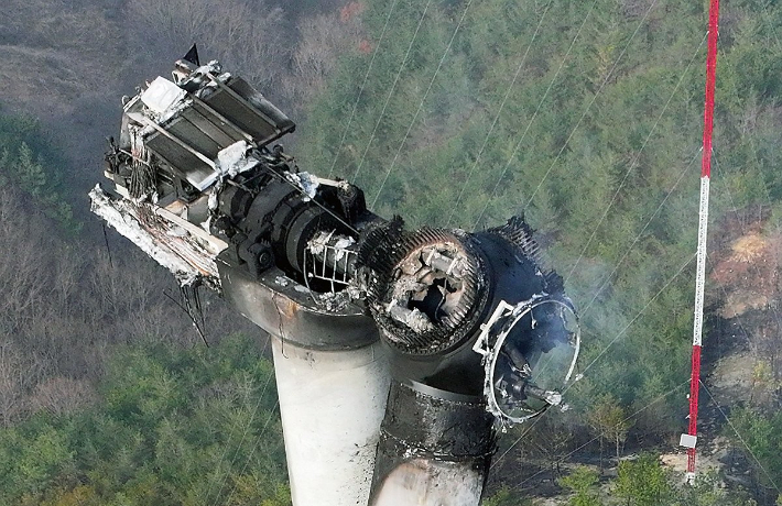 영덕군 영덕읍 창포리 풍력발전단지 내 한 풍력발전기가 검게 그을려 있다. 연합뉴스