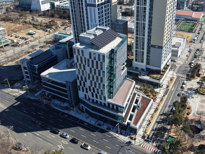 '피지컬 AI 확산센터'가 들어서는 경기 시흥 AI 혁신센터(정왕어울림센터) 외관. 시흥시 제공