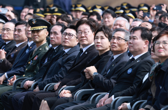 이재명 대통령과 김혜경 여사가 27일 국립대전현충원에서 열린 서해수호의날 기념식에서 블랙이글스 기념비행을 보고 있다. 연합뉴스
