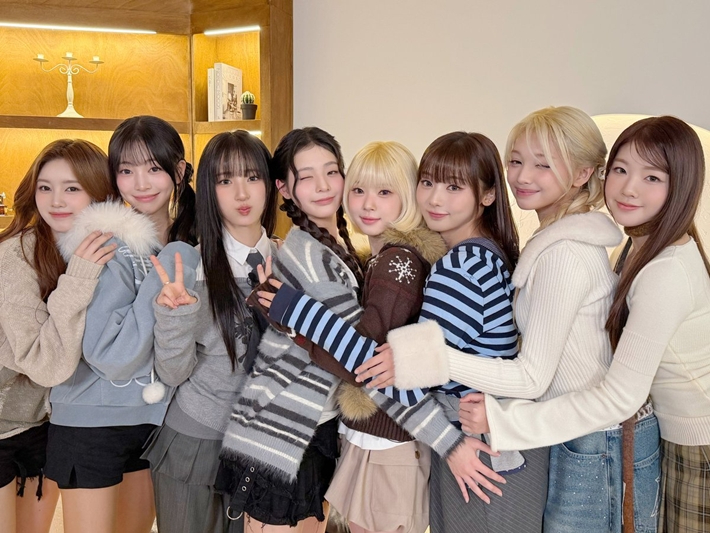 오늘(27일) 데뷔 2주년을 맞은 신인 그룹 유니스. 유니스 공식 트위터