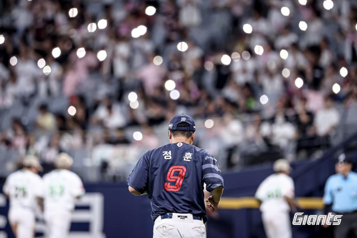 롯데가 오는 4월 17일 한화와 홈 경기에서 정훈의 은퇴식을 연다. 롯데 
