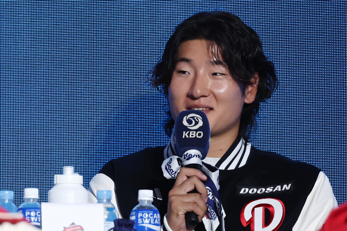 질문에 답하는 두산 곽빈.연합뉴스