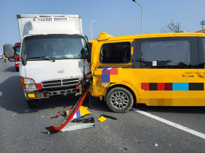 27일 오전 9시36분쯤 울산 북구 염포동 아산로에서 동구 방향으로 달리던 화물차가 앞서가던 승합차를 충격했다.  울산소방본부 제공