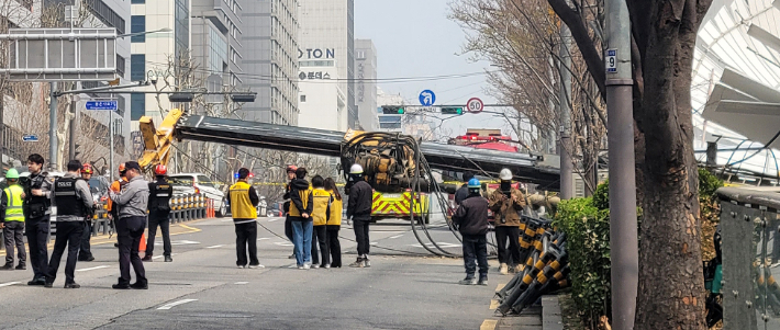 27일 오전 11시 1분께 서울 강남구 역삼동 신논현역 인근 공사장에서 천공기가 도로를 가로질러 넘어져 구청과 소방 당국이 수습 중이다. 연합뉴스