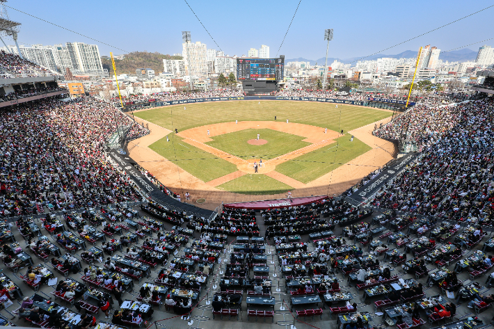 지난해 22일 NC-KIA의 2025시즌 KBO 리그 공식 개막전에 만원 관중이 들어찬 광주 기아 챔피언스 필드. KIA 제공