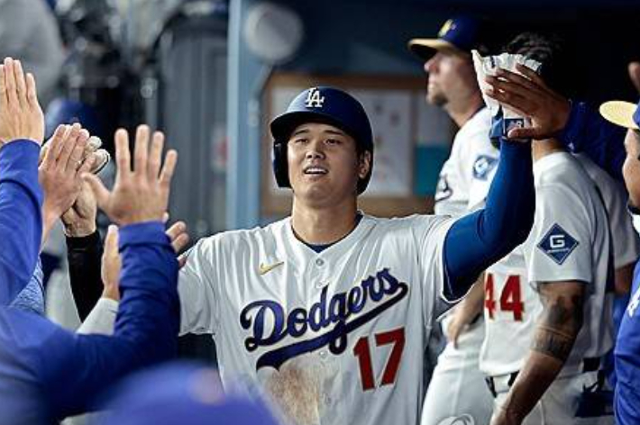 다저스 오타니가 27일(한국 시각) 애리조나와 개막전에서 득점한 뒤 동료들과 하이파이브하고 있다. 연합뉴스 