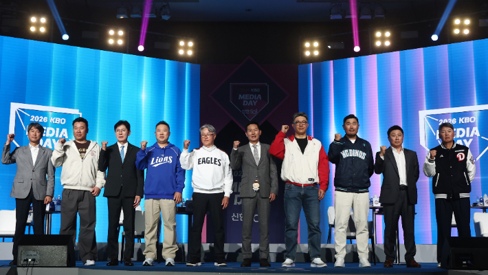 지난 26일 서울 롯데호텔 월드에서 열린 2026 신한 SOL KBO 리그 미디어데이에서 감독들이 기념 촬영하고 있다. 연합뉴스