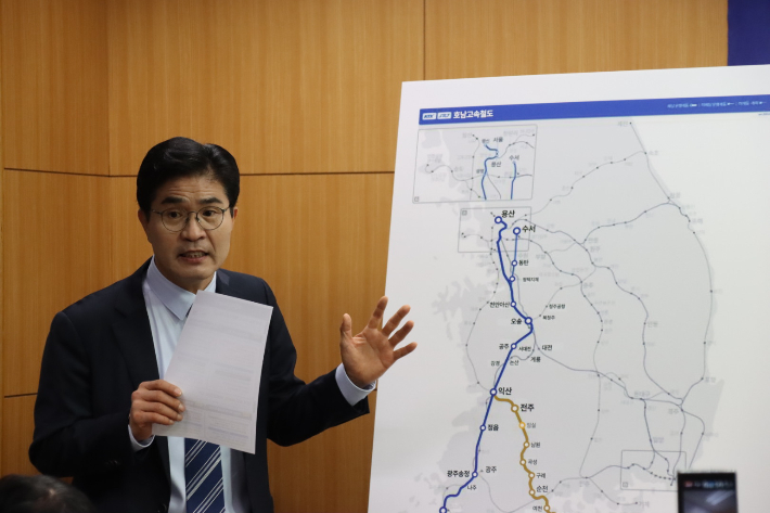 민주당 전북도지사 경선에 나서는 이원택 국회의원이 27일 전북도의회에서 기자회견을 하고 있다. 이원택 의원실 제공