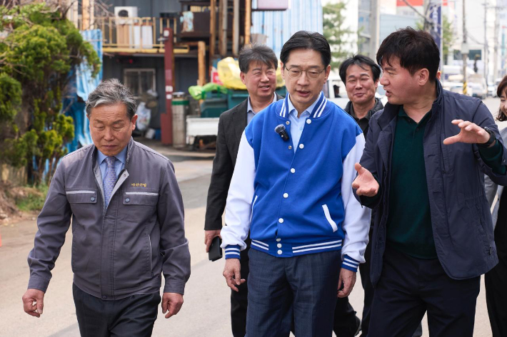 김경수 경남지사 마산봉암공단 현장 점검. 민주당 경남도당 제공 