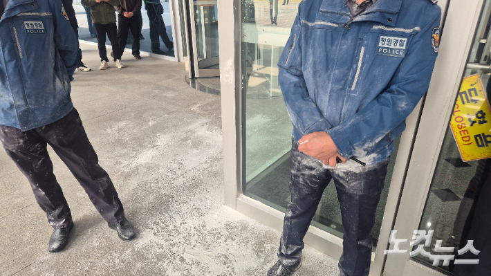 유족들이 김관영 전북도지사에게 유골 책임인계서를 전달하려고 진입하는 과정에서 청사 출입을 저지한 청원경찰에게 밀가루를 뿌렸다. 심동훈 기자