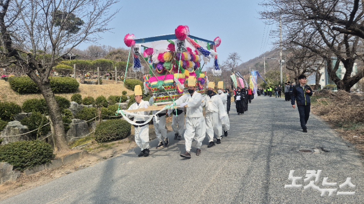 행정당국의 책임있는 대응을 요구하며 상여행진에 나선 자임추모공원 유가족들. 심동훈 기자