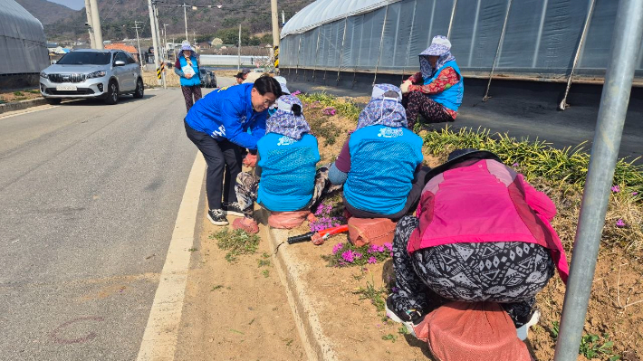 더불어민주당 장성군수 예비후보 소영호 후보가 선거사무소 개소식을 열지 않고 현장 중심 선거운동을 펼치고 있다. 소 후보 측 제공