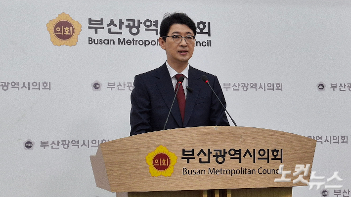 주진우 국민의힘 부산시장 경선 후보는 27일 오후 부산시의회 브리핑룸에서 기자회견을 열고 전재수 의원을 공직선거법상 허위사실 공표 혐의로 고발하겠다고 밝혔다. 강민정 기자